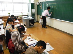 ノートに丁寧に書いています