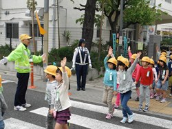 学校前の横断歩道は、斜め横断してはいけません