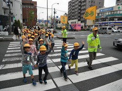 皆手を高く挙げて、車から見えるようにして横断歩道を渡ります