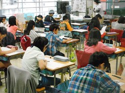 問題用紙と回答用紙が別なので、気を付けて解答しなければなりません