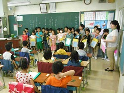 1年生の教室に行って、初めの挨拶をしました