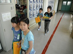 廊下は、右側をちゃんと静かに歩いています