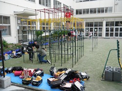 休み時間は低学年がよく使っているジャングルジムも高学年の鬼ごっこの場に・・・