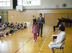 代表児童が、先生との思い出を話しました