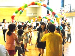 全校の皆のアーチをくぐってさようなら