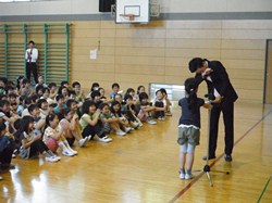 学年全員で書いた手紙を手渡しました