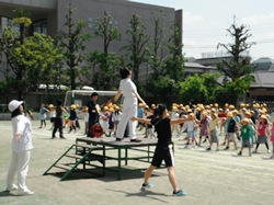 胸を反らす運動では、上を向かないでね