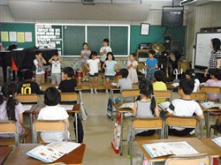 2拍子に合う動きを皆の前で紹介しました