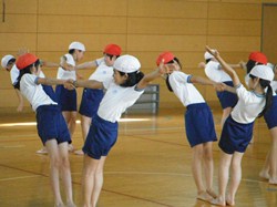 5,6年生は組体操です。互いに相手を信頼して力を出さなければなりません