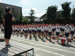 開会式に向けての心構えを真剣に聞いています