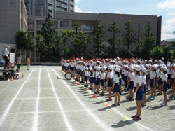 運動会の歌は、赤白対抗で元気いっぱいです