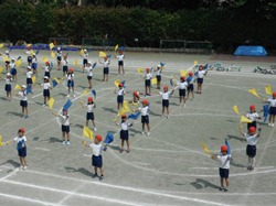 最後は隊形移動して、旗の演技です