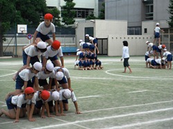 皆で支え合って大技を完成させます