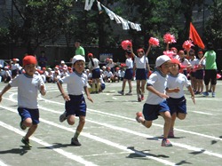 2年生も50m走です・・・応援団もしっかり応援しています