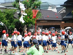 曲に合わせて元気に踊って、玉入れをします