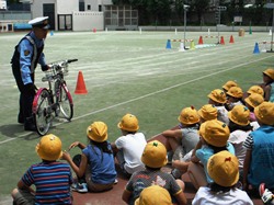 自転車に乗る前に、「ブ」ブレーキ「タ」タイヤ「ハ」ハンドル「シャ」車体「ベル」を点検してね