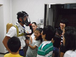 空気ボンベは、消防士さんに装着して見せていただきました