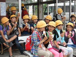 野辺山駅まで頑張って歩いたので、おいしいソフトクリームを食べました