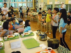 食事係が今日一日で楽しかったことを発表してから、いただきます