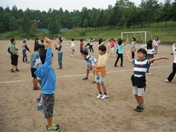 朝会で体をほぐします