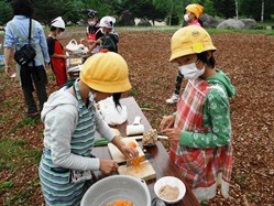 丁寧に野菜を切っています