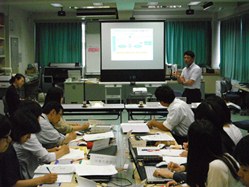 研究協議をして、大学教授から授業について話をうかがいました