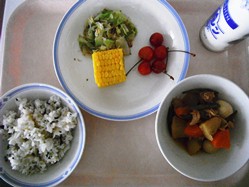 とてもおいしいサクランボが皿に乗っています