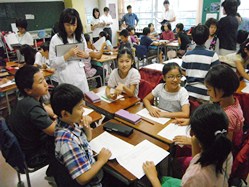 友達の意見をしっかり聞いて、考えを深めます