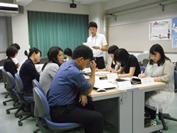 授業の成果と課題を全教員で検討しています