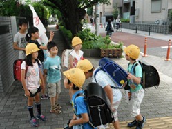 礼儀正しく挨拶をして立派です