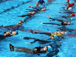ペットボトルを胸に抱えて、力を抜いて浮いています・・・何秒間浮けるかな?