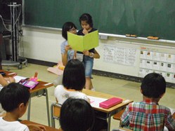 1年生は、初めての「あゆみ」を担任から一人一人渡されました