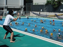 先生の動きを見て、音楽に合わせて水の中で動いてみよう