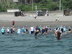 海に入る時は、全員手をつないで入ります