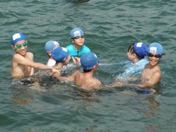 班ごとに海に慣れる練習です