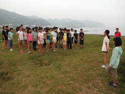 朝会で眠気を吹き飛ばします