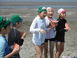 口の中は海水でしょっぱいので、スイカが一段とおいしいですね