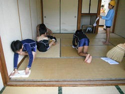 荷物を整理して、部屋をきれいにします