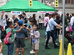 午後4時の開始時刻には雨が上がって、綿菓子やたこ焼きなどおいしく食べていました