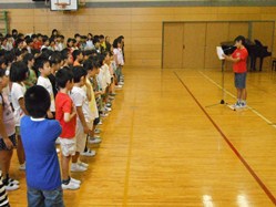 友達の発表を目と耳でしっかり聞いています