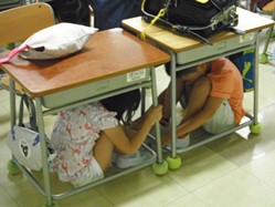 机の下で自分の身を守ります