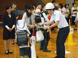 引き渡しカードの確認をしながら、着実に引き渡しを行いました