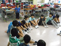 教室でできる定番はハンカチ落としです
