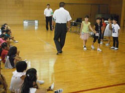 代表の児童が「いかのおすし」のロールプレイを行いました