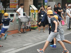 近くの「子ども110番の家」に逃げ込みます