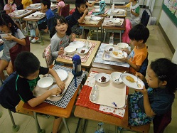 おいしい給食で、とてもうれしそうです
