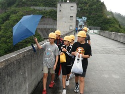 高さ157mのダムの上から下をのぞくのは怖いですね