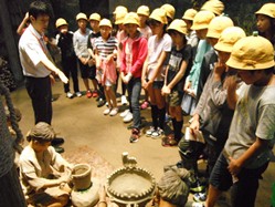 縄文時代の生活を再現したジオラマで、研究員の方から説明していただきました