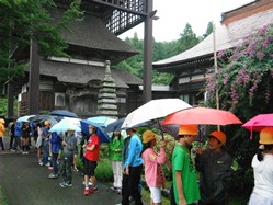 堂内では、東洋のミケランジェロと言われる石川雲蝶の彫刻をじっくり見ました