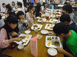 食事は、おいしい魚沼産の米を味わって食べていました